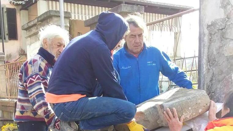 Portata al restauro la Statua stele La sindaca: potevano anche rubarla