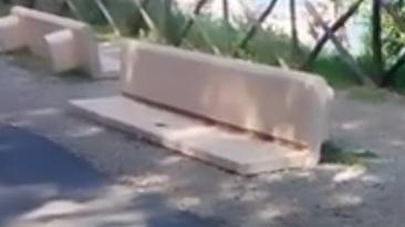 I vandali delle panchine colpiscono ancora