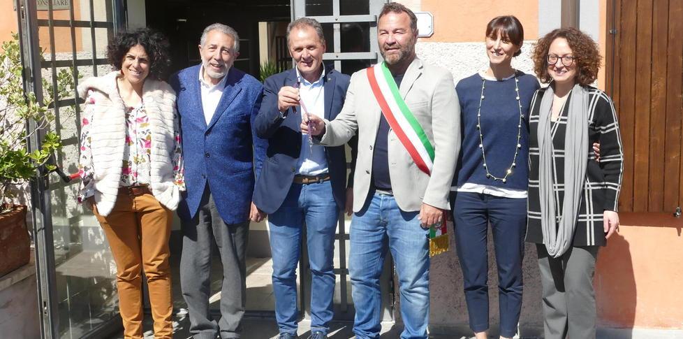 La banca consegna al Comune le chiavi della biblioteca 