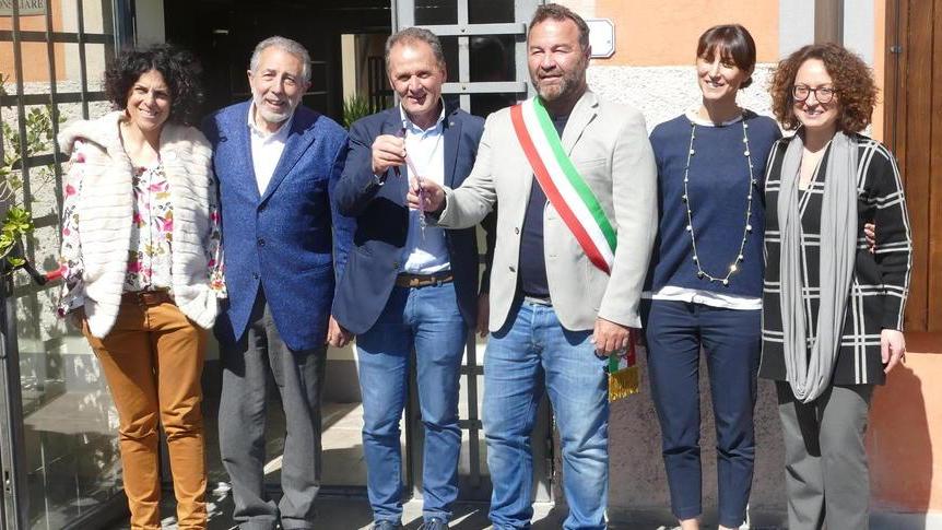 La banca consegna al Comune le chiavi della biblioteca