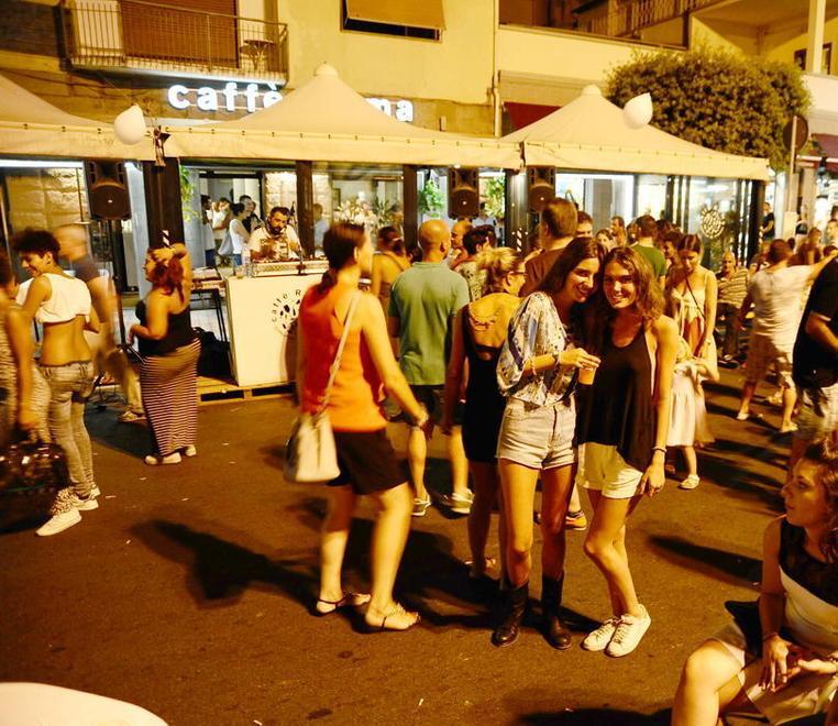 «Parcheggi più facili e sicurezza» Sos dei commercianti del centro 