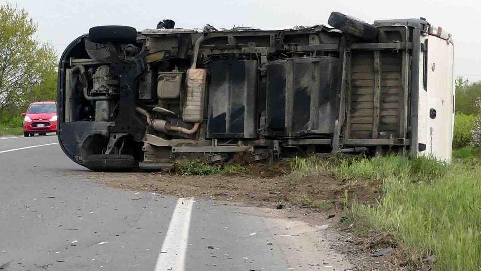 Auto-furgone scontro terribile ma feriti lievi