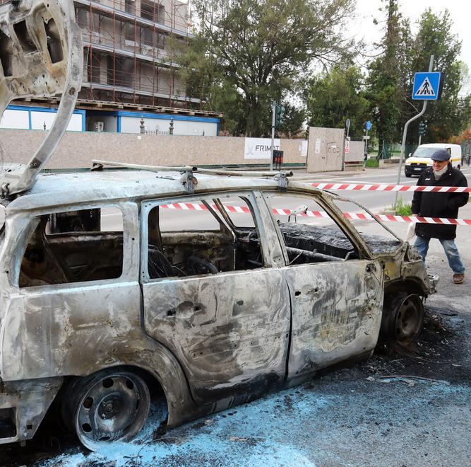 Auto distrutta dalle fiamme Prende fuoco in viaggio