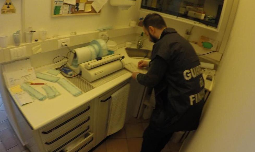 Faceva il dentista ma non era laureato Studio sequestrato 