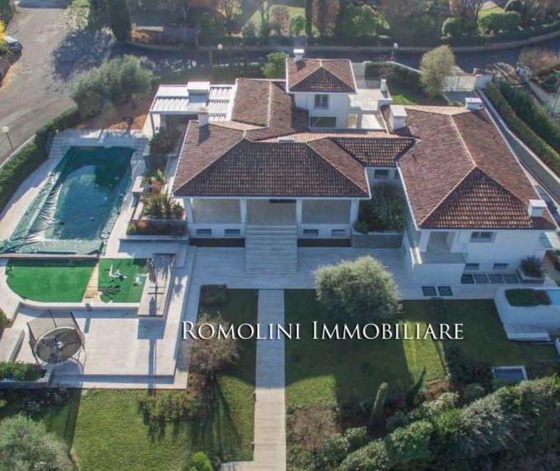 Il bomber Iaquinta pronto a dare l’addio In vendita la mega villa di Quattro Castella 