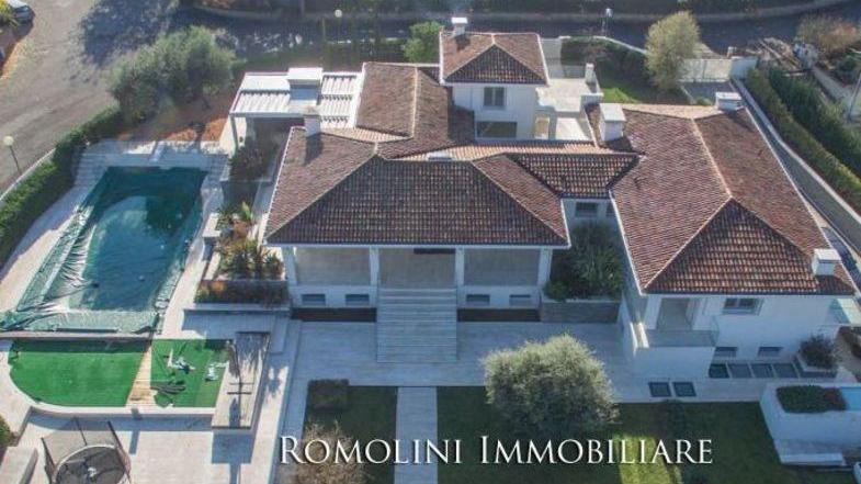 Il bomber Iaquinta pronto a dare l’addio In vendita la mega villa di Quattro Castella