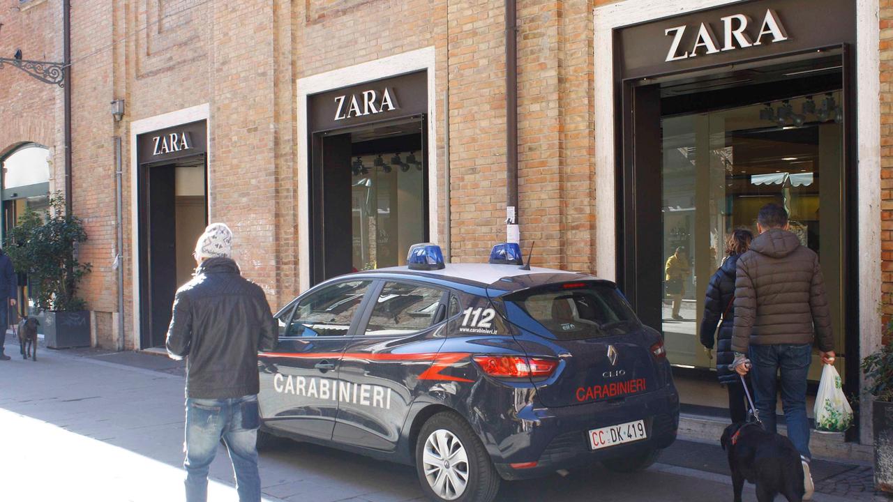 A passeggio in via Mazzini con una spranga, l'allarme dei passanti