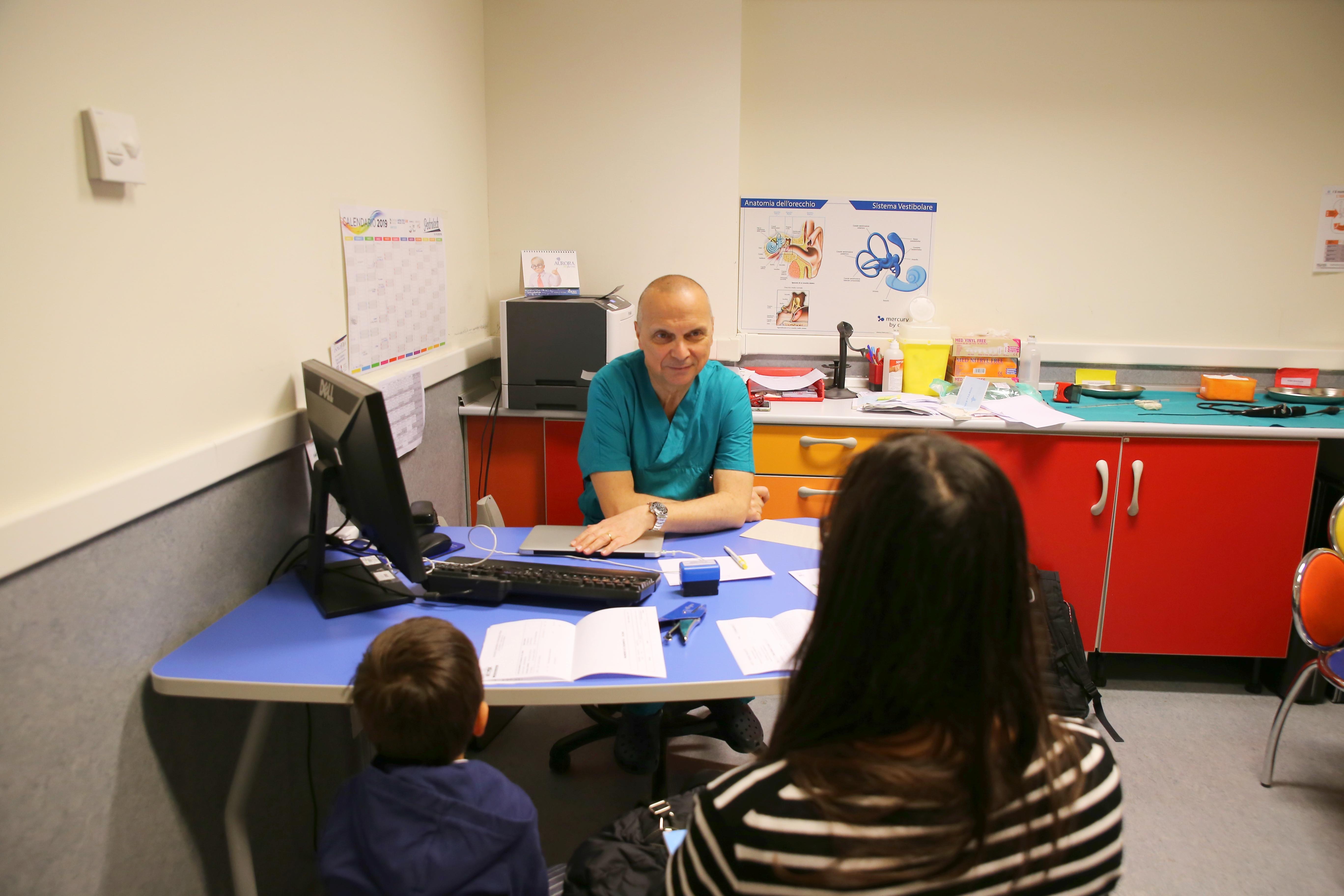 Il dottor Franco Trabalzini durante un colloquio nel suo ambulatorio all'ospedale pediatrico Meyer di Firenze