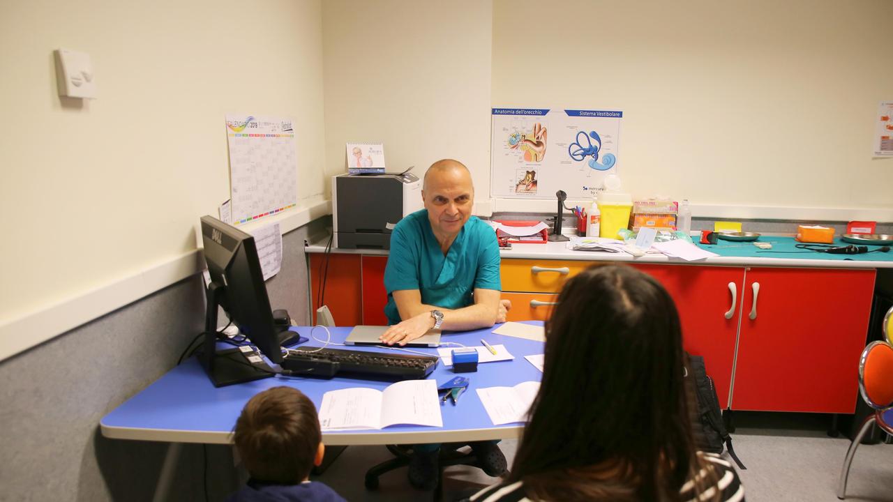 Il dottor Franco Trabalzini durante un colloquio nel suo ambulatorio all'ospedale pediatrico Meyer di Firenze