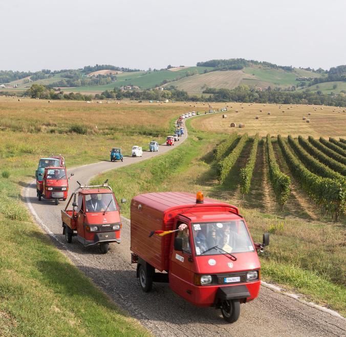 Una bellissima immagine di un Ape Piaggio tra le colline di una località toscana durante un raduno del passato