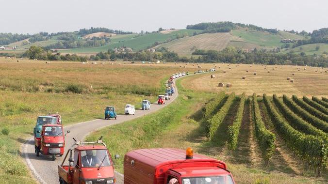 Una bellissima immagine di un Ape Piaggio tra le colline di una località toscana durante un raduno del passato