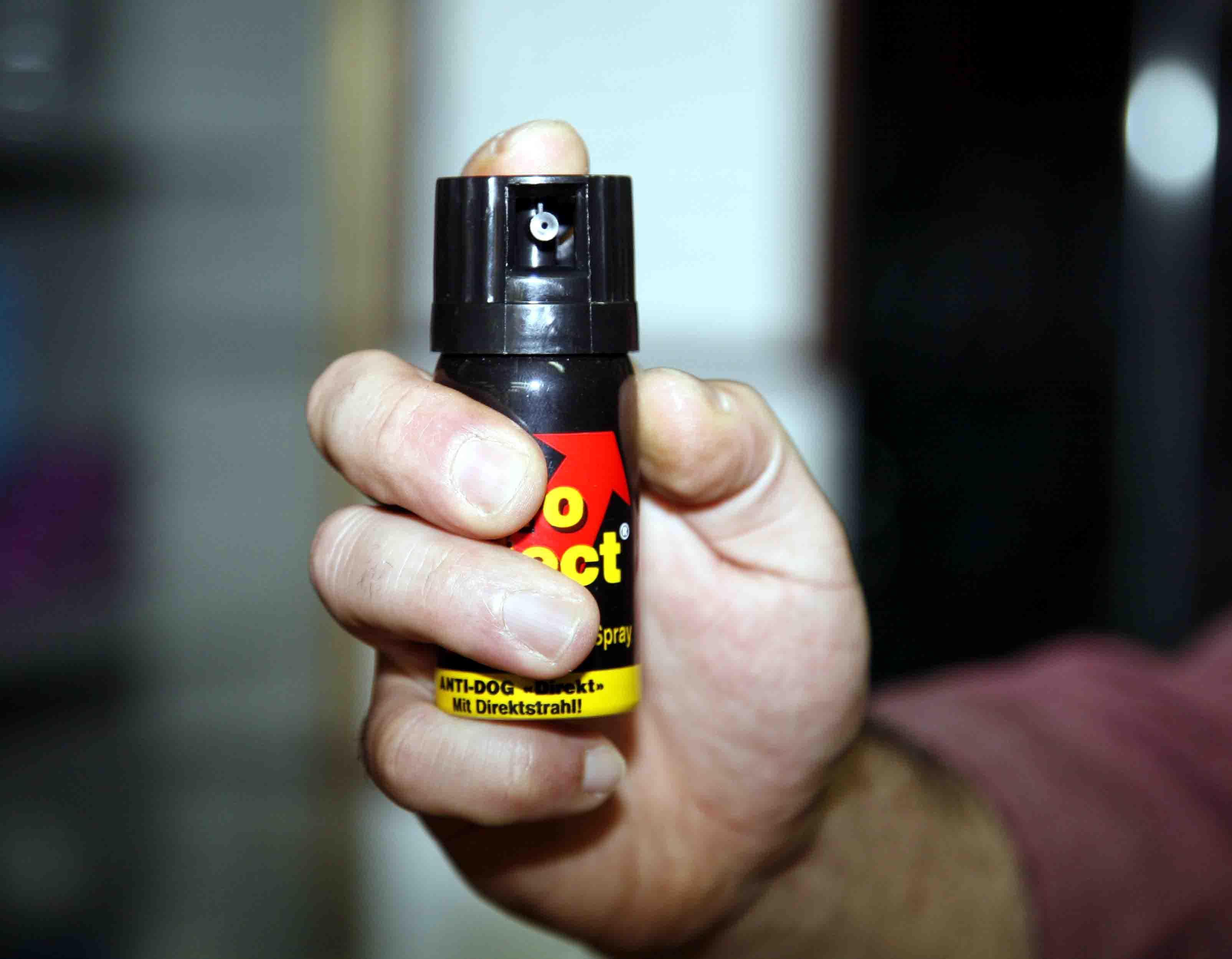 Una bomboletta di spray urticante