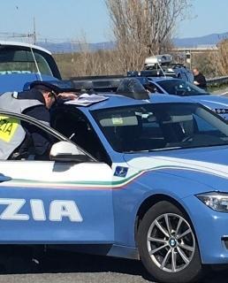 Salvato dalla polizia sulla A12 mentre tenta di suicidarsi 