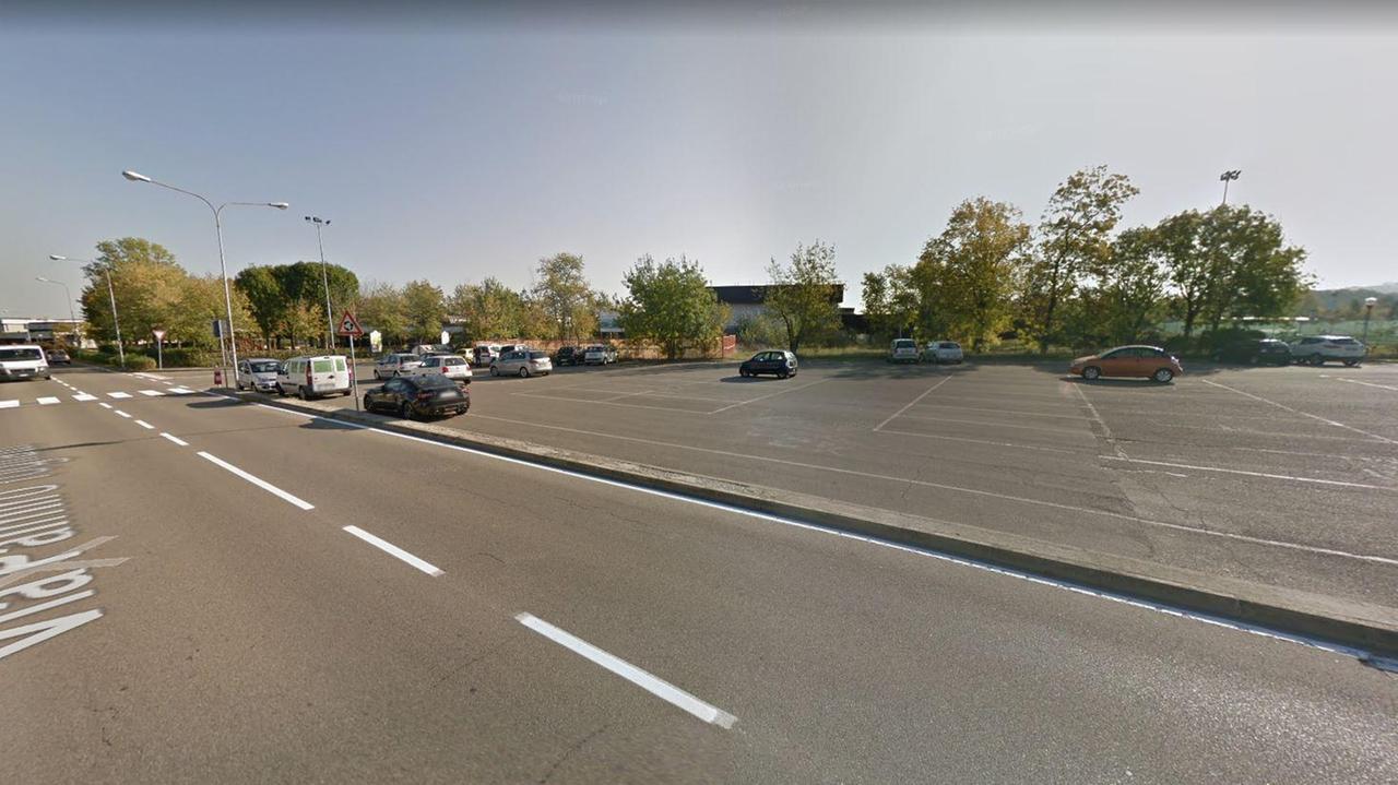 Il parcheggio di via Palmiro Togliatti dove il 44enne di Reggio Emilia è stato salvato dai carabinieri