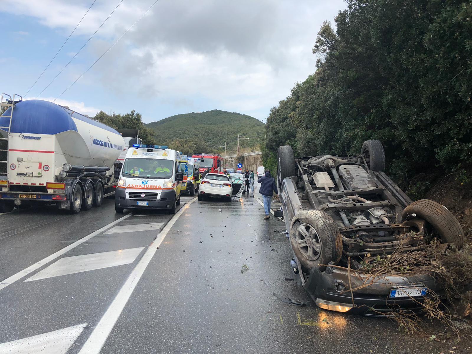 Auto si ribalta sul Romito, due feriti