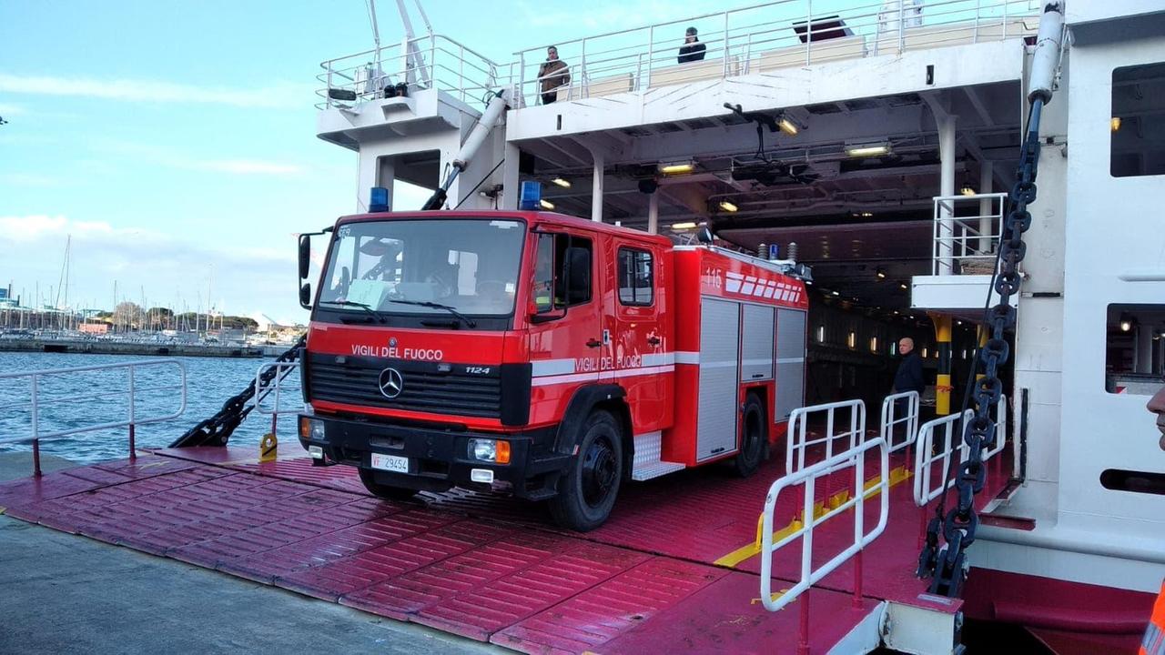 Lascia il Belgio per vivere in Capraia e dona all’isola un camion dei pompieri