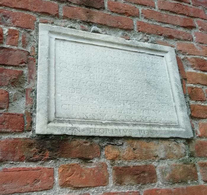 La “balena di Lucca” e la targa in marmo sulla facciata della chiesa dei Servi 