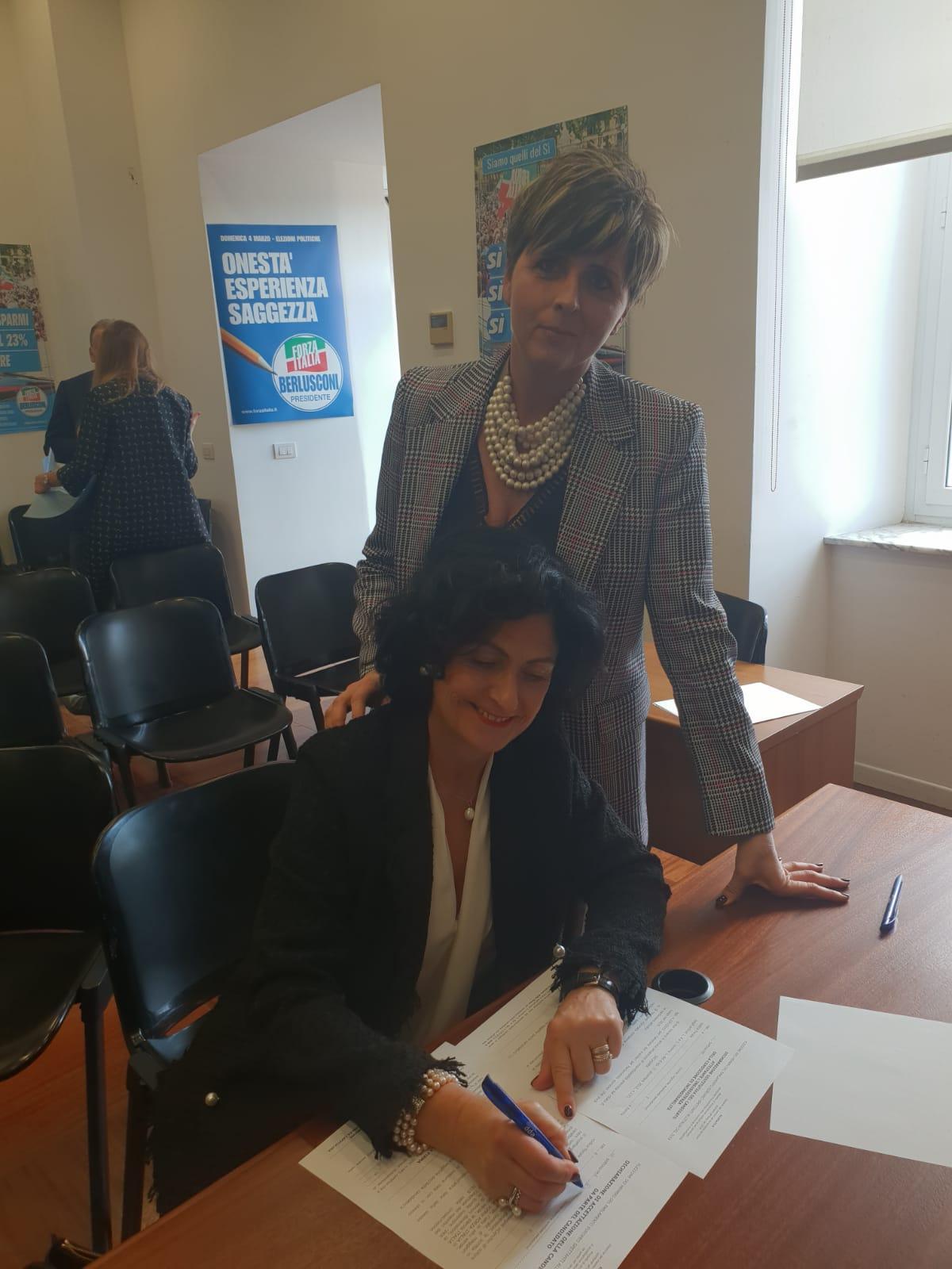 Rita Pieri mentre firma l'accettazione della candidatura alle Europeee con alle spalle Erica Mazzetti