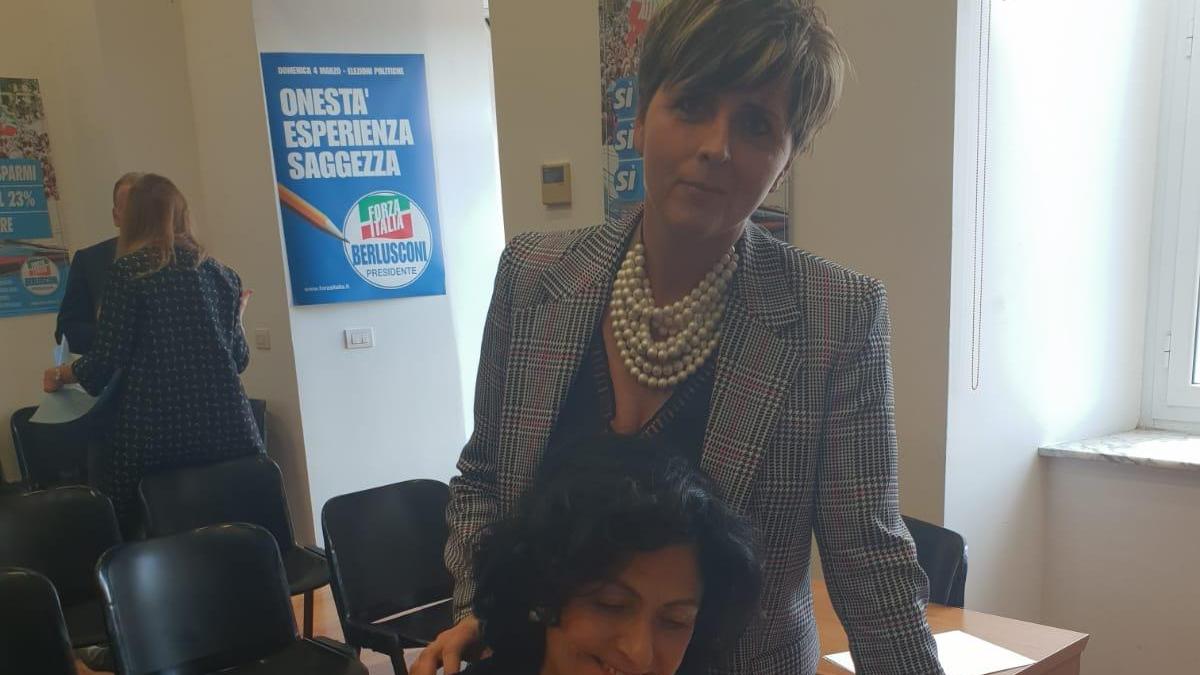 Rita Pieri mentre firma l'accettazione della candidatura alle Europeee con alle spalle Erica Mazzetti