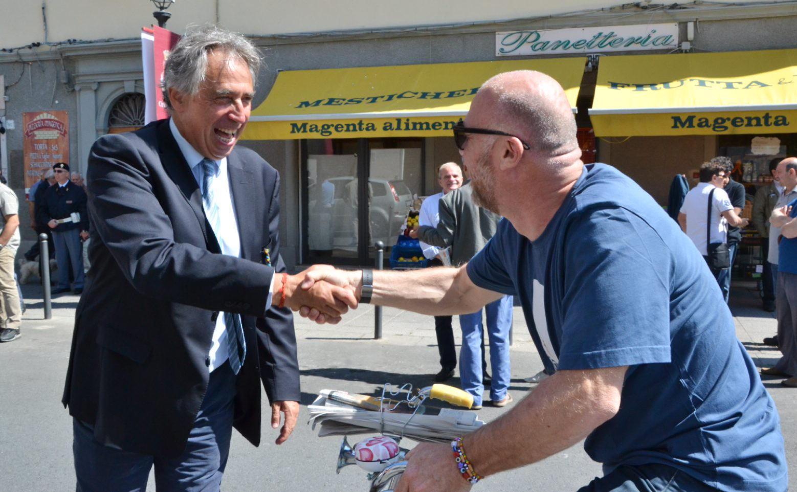 L'ex sindaco Alessandro Cosimi e il sindaco Filippo Nogarin all'inizio del mandato amministrativo a 5 Stelle