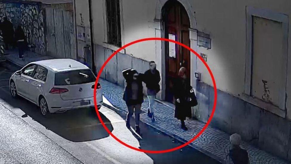 Rapinano l’anziana, i carabinieri le scovano con le telecamere