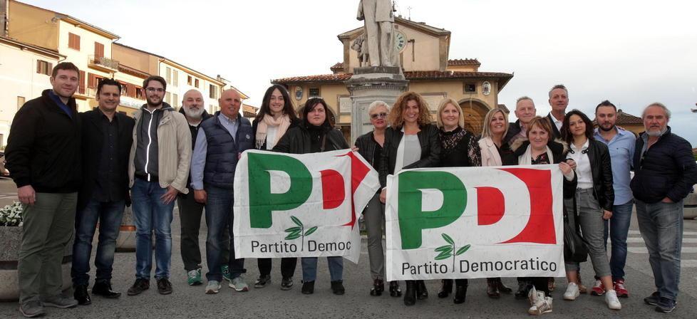 Foto di gruppo in piazza Giusti per i candidati consiglieri del Partito democratico a sostegno della corsa di Simona De Caro
