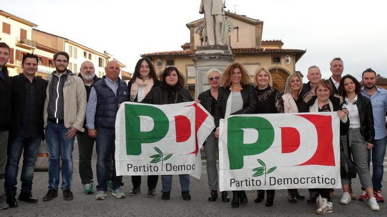 Foto di gruppo in piazza Giusti per i candidati consiglieri del Partito democratico a sostegno della corsa di Simona De Caro
