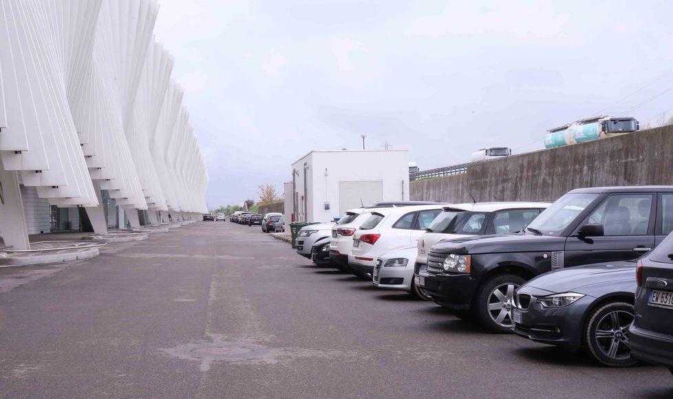 Reggio Emilia, alla stazione Mediopadana parcheggi a pagamento ma su un’area vietata per legge 