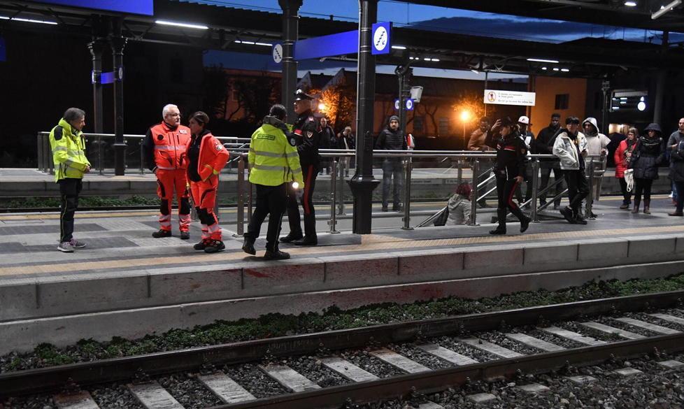 Soccorritori e carabinieri nella stazione dopo il suicidio