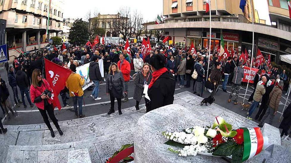«Il consiglio comunale è qui» Oltre 600 persone con Anpi 