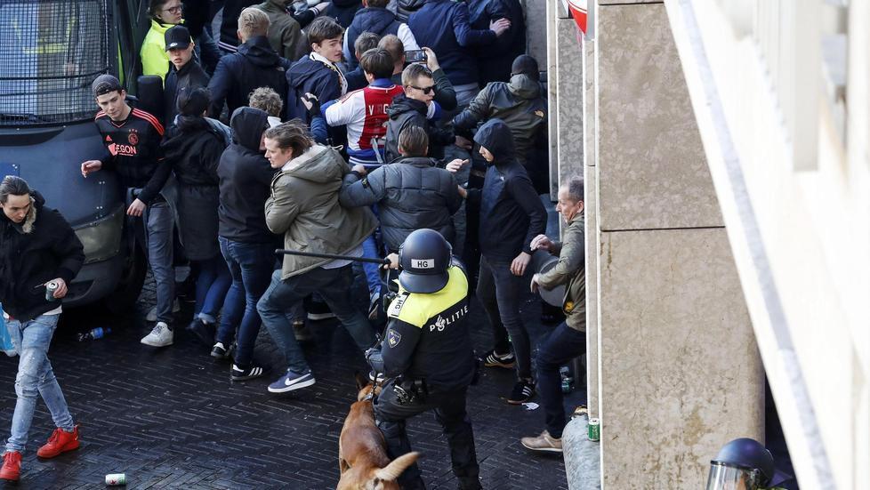 Fermati 120 tifosi bianconeri con spray urticanti e coltelli Scontri tra olandesi e polizia