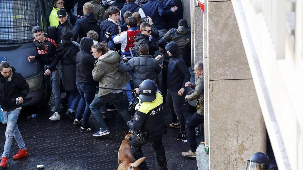 Fermati 120 tifosi bianconeri con spray urticanti e coltelli Scontri tra olandesi e polizia