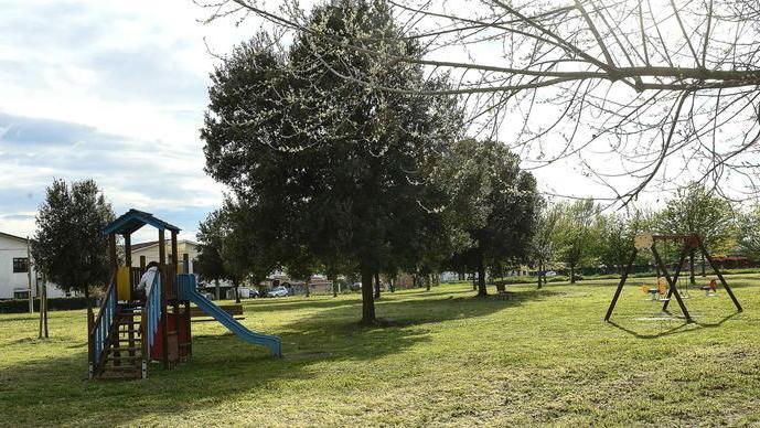 Un centro polifunzionale al posto del parco giochi «È l’unico spazio verde»