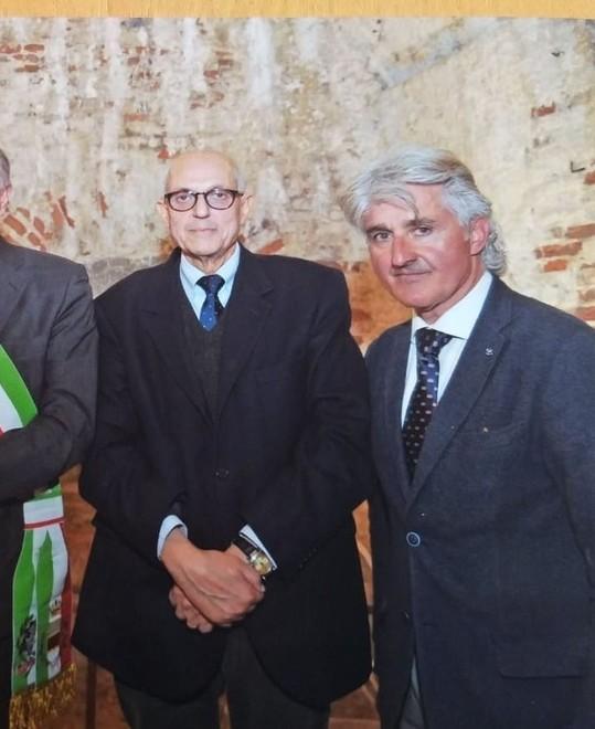 Tre amici donano alla città la medaglia del Campidoglio