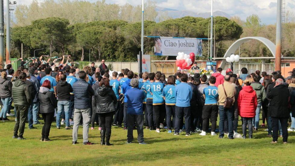 Bandiera Usa e palloncini per dire addio a Joshua