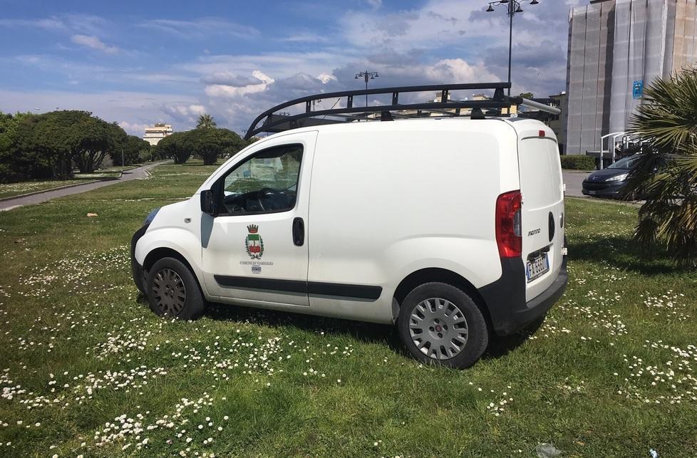 La macchina del Comune parcheggia sul prato