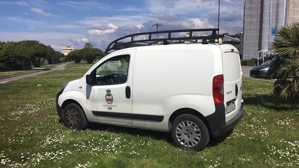 La macchina del Comune parcheggia sul prato