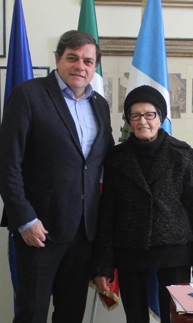 Premiata la nonna che pulisce le strade come fossero casa sua 