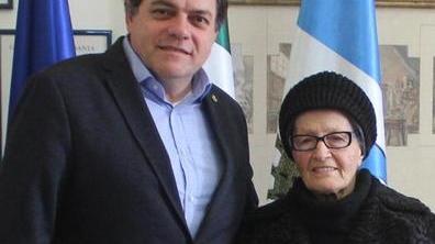 Premiata la nonna che pulisce le strade come fossero casa sua