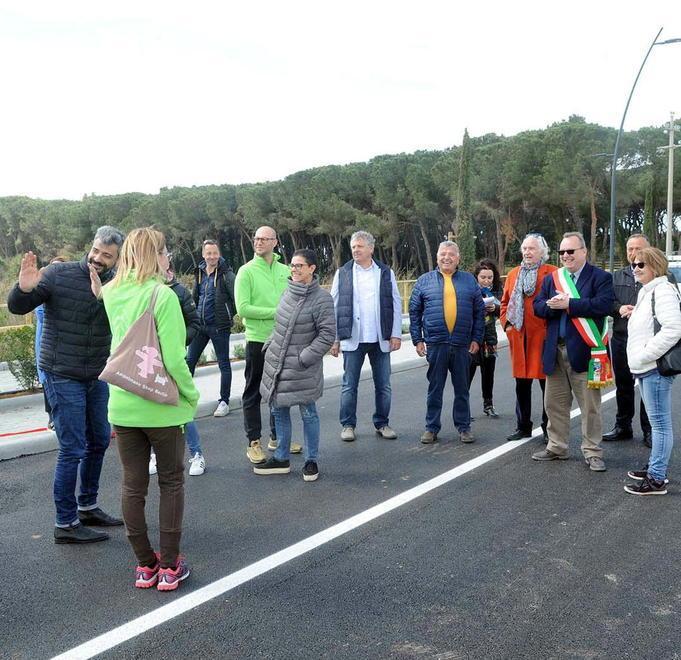 Più larga e sicura per i pedoni riapre via delle Caldanelle 