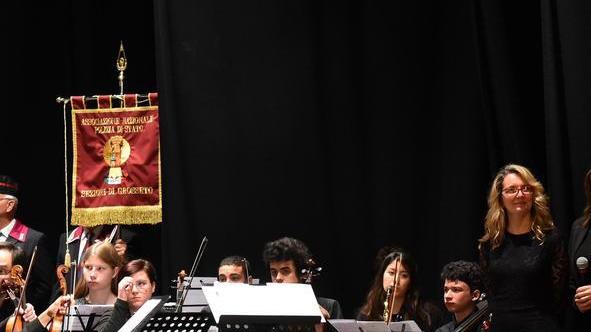 Gli studenti sul palco eseguono l’inno d’Italia