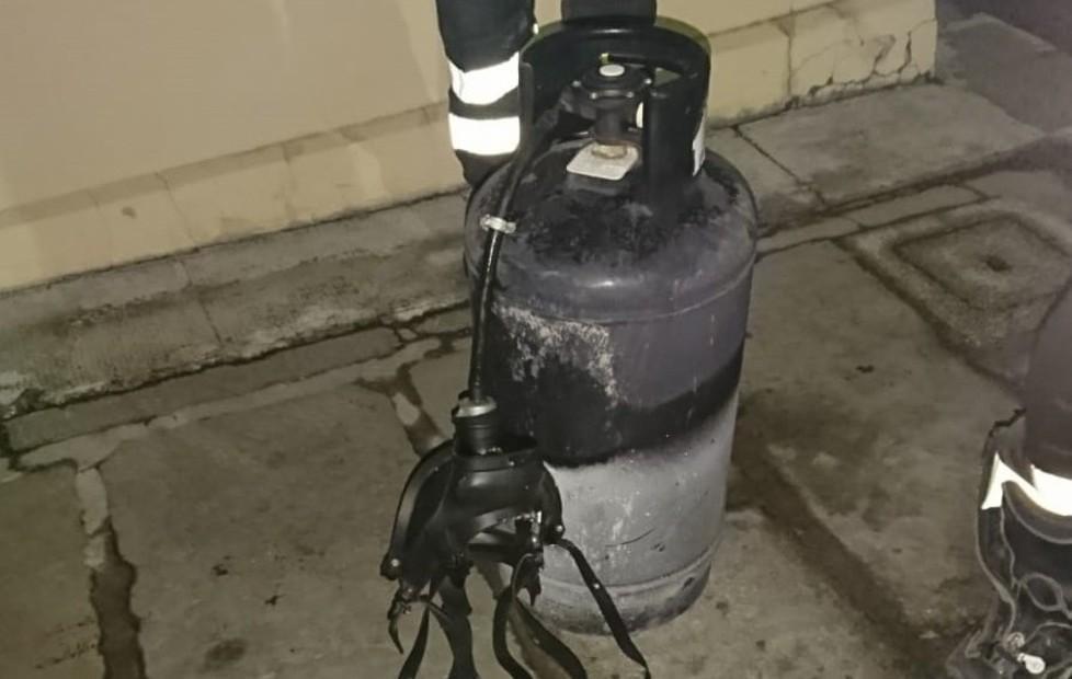 Tenta il suicidio col gas ma rischia la strage Il blitz gli salva la vita 
