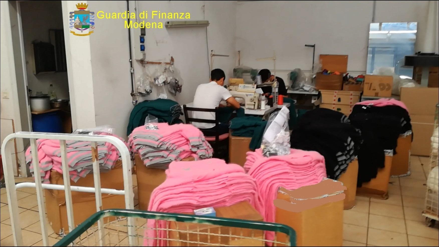 San Possidonio, scoperti12 lavoratori in nero in laboratorio tessile. Cinque sonio clandestini 