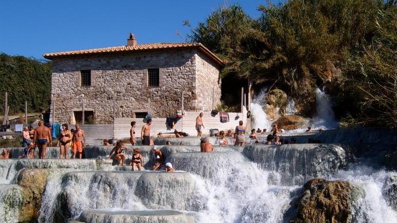 Cascatelle di Saturnia, stop all'assalto mordi-e-fuggi