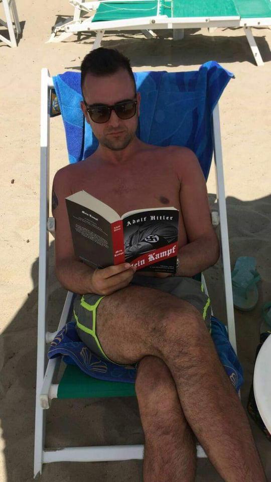 La foto col libro di Hitler non crea imbarazzo all’aspirante sindaco di FdI