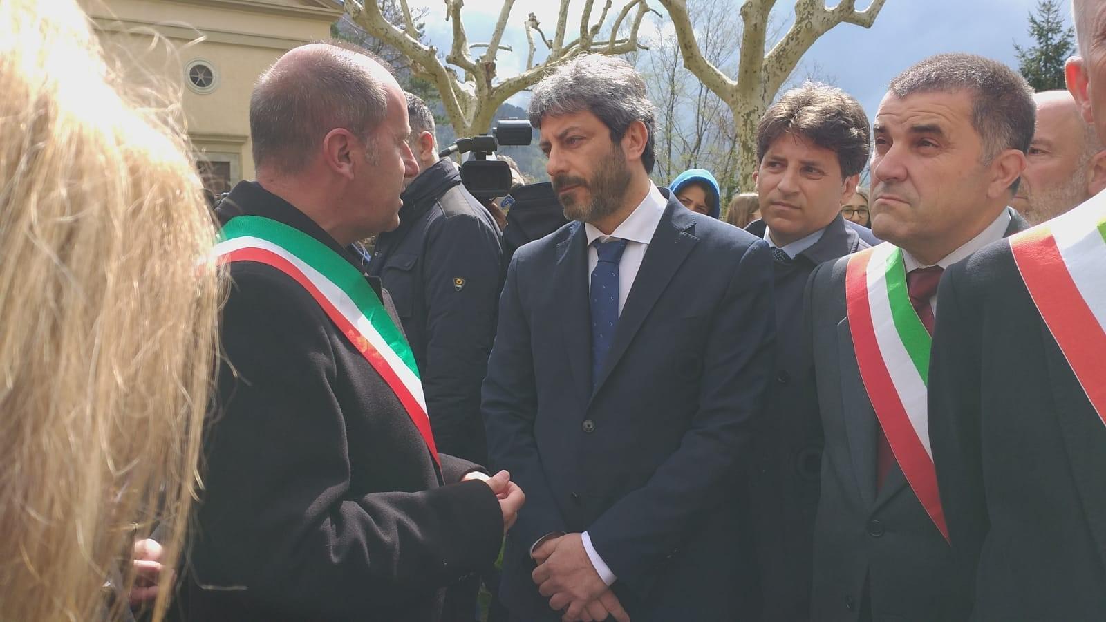 Il presidente della Camera Roberto Fico mentre parla con il sidnaco di Stazzema Maurizio Verona