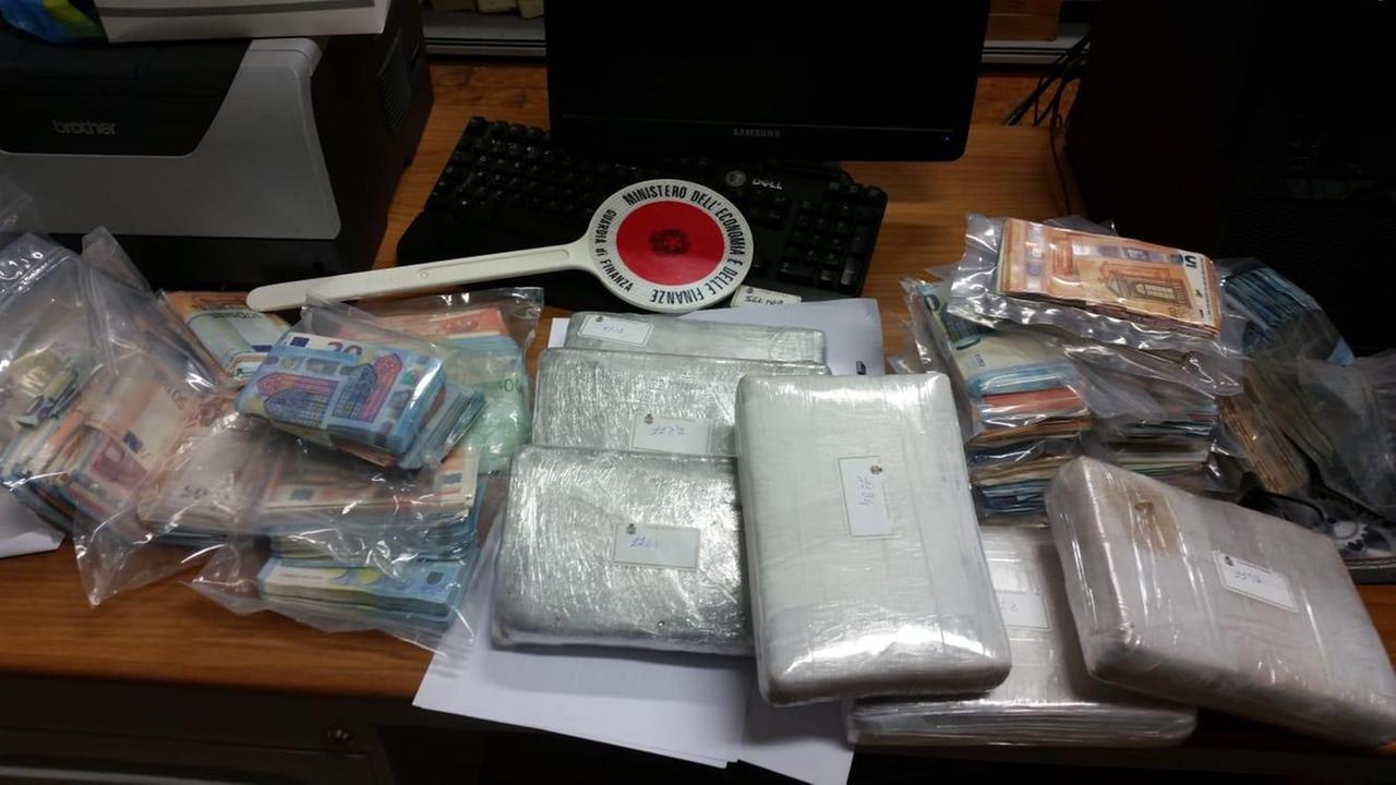 Droga, la Finanza smantella un'organizzazione tra Massa e La Spezia