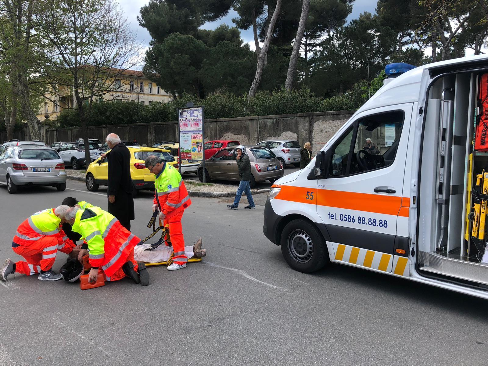 Scontro tra auto e scooter sul viale Alfieri: ferito sessantenne 