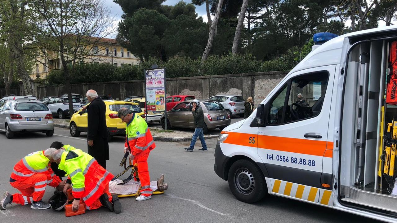 Scontro tra auto e scooter sul viale Alfieri: ferito sessantenne