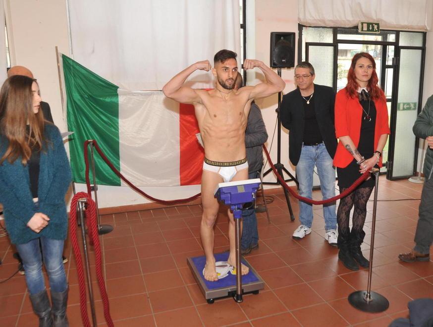 Notte di pugni al Palagolfo, in palio c’è il titolo italiano 